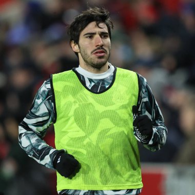 Newcastle United takımından Sandro Tonali Premier League maçında ısınma turu sırasında Brentford Newcastle United 'a karşı Gtech Community Stadyumu, Londra, 7 Aralık 2024