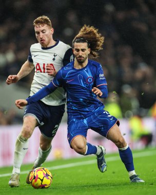 Chelsea 'den Marc Cucurella ve Tottenham Hotspur' dan Dejan Kulusevski Premier Lig maçı sırasında Tottenham Hotspur Chelsea 'ye karşı Tottenham Hotspur Stadyumu, Londra, Birleşik Krallık, 8 Aralık 2024