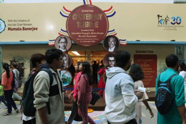 İnsanlar 7 Aralık 2024 'te Hindistan' ın Kolkata kentinde düzenlenen 30. Kolkata Uluslararası Film Festivali 'nde Debajyoti Chakraborty' nin bir mekanını ziyaret ettiler. Fotoğraf: Debajyoti Chakraborty / News Resimleri  