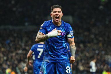 Chelsea 'den Enzo Fernnndez, Premier League maçında Tottenham Hotspur' un Chelsea 'ye karşı oynadığı Tottenham Hotspur Stadyumu' nda 8 Aralık 2024 'te 2-3' lük galibiyet golünü kutluyor.