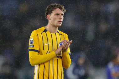 Brighton & Hove Albion 'dan Mats Wieffer, Premier League maçından sonra İngiltere' nin Leicester Stadyumu 'nda Leicester City - Brighton ve Hove Albion maçında gezgin taraftarları alkışlıyor.