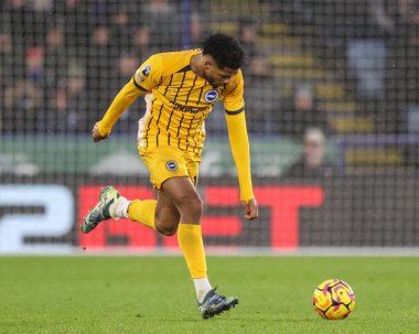 Brighton & Hove Albion takımından Georginio Rutter, 8 Aralık 2024 'te King Power Stadyumu' nda Leicester City - Brighton ve Hove Albion maçında topu aldı.