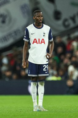 Tottenham Hotspur 'dan Pape Matar Sarr Premier Lig maçı sırasında Tottenham Hotspur Chelsea' ye karşı Tottenham Hotspur Stadyumu, Londra, İngiltere, 8 Aralık 2024