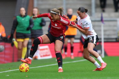 Manchester United takımından Gabby George, Liverpool 'lu Mia Enderby' ye, 8 Aralık 2024 'te Leigh Spor Köyü' nde Manchester United Women - Liverpool Women maçında baskı yapıyor.