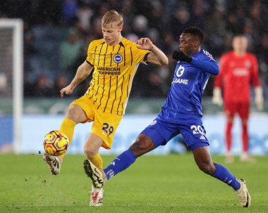 Brighton & Hove Albion 'dan Jan Paul van Hecke ve Leicester City Brighton & Hove Albion' dan Patson Daka Premier Lig karşılaşmasında Leicester City, Brighton ve Hove Albion 'a karşı King Power Stadyumu, Leicester, Birleşik Krallık, 8 Aralık 2024