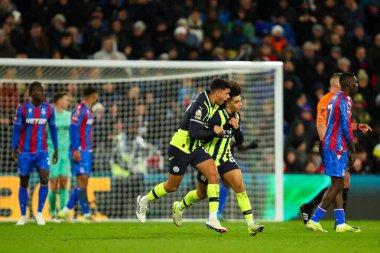 Manchester City 'den Rico Lewis, Premier League maçında 2-2 öne geçerek Manchester City' ye karşı Selhurst Park, Londra, 7 Aralık 2024 'te oynanan Premier League maçında takım arkadaşlarıyla golünü kutluyor.