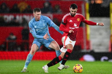 Manchester United 'dan Bruno Fernandes, Premier League maçında Nottingham Ormanı' ndan Elliot Anderson 'ın baskısı altındayken Manchester United Nottingham Ormanı' na karşı Old Trafford, Manchester, İngiltere, 7 Aralık 2024