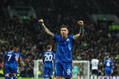 Chelsea 'den Enzo Fernnndez, Premier League maçında Tottenham Hotspur' un Chelsea 'ye karşı oynadığı Tottenham Hotspur Stadyumu' nda 8 Aralık 2024 'te 2-3' lük galibiyet golünü kutluyor.