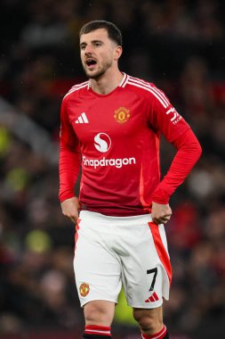 Manchester United 'dan Mason Mount Premier League maçında takım talimatlarını veriyor Manchester United Nottingham Forest' a karşı Old Trafford, Manchester, İngiltere, 7 Aralık 2024