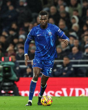 Chelsea 'li Benot Badiashile Premier Lig maçında Tottenham Hotspur ile Chelsea arasındaki Tottenham Hotspur maçında topa vuruyor.