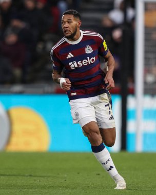 Newcastle United takımından Joelinton Premier League maçında Brentford Newcastle United 'a karşı Gtech Community Stadyumu, Londra, İngiltere, 7 Aralık 2024