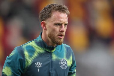 Brentford 'dan Mark Flekken Premier League maçında ısınma turunda Brentford Newcastle United' a karşı Gtech Community Stadyumu, Londra, İngiltere, 7 Aralık 2024