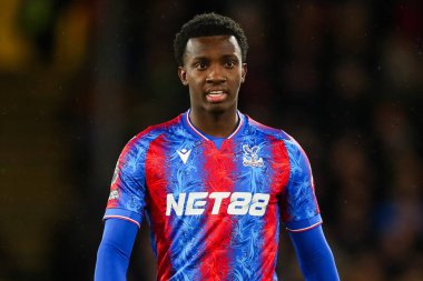 Crystal Palace 'dan Eddie Nketiah Premier Lig maçı sırasında Londra, Selhurst Park' ta Crystal Palace 'a karşı Manchester City maçına bakıyor.