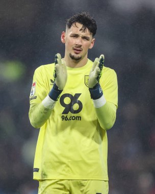 Burnley 'den James Trafford, 6 Aralık 2024' te Burnley ile Middlesbrough arasında oynanan Sky Bet Şampiyonası maçının sonunda taraftarları alkışlıyor.