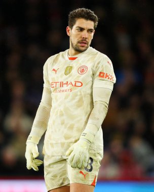 Manchester City 'den Stefan Ortega, 7 Aralık 2024' te İngiltere 'nin Selhurst Park kentinde oynanan Premier League maçında Crystal Palace' a karşı Manchester City maçına bakıyor.