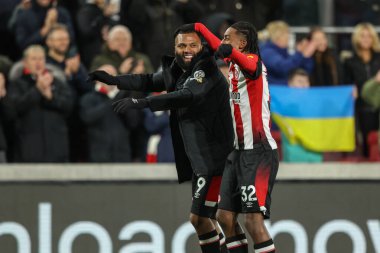 Brentford 'dan Igor Thiago ve Brentford' dan Paris Maghoma, 7 Aralık 2024 'te İngiltere' nin Gtech Community Stadyumu 'nda oynanan Premier League maçından sonra taraftarlarla birlikte şarkı söylediler.