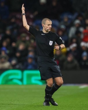 Hakem Andrew Kitchen Sky Bet Şampiyonası maçında Burnley, Middlesbrough 'a karşı Turf Moor, Burnley, İngiltere, 6 Aralık 2024