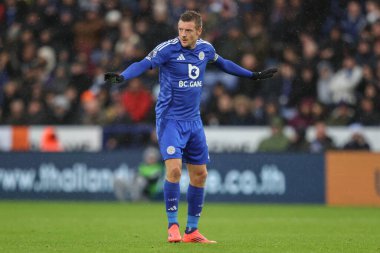 Leicester City 'den Jamie Vardy, Premier League maçında takımına talimatlar veriyor. Leicester City, King Power Stadyumu' nda Leghton ve Hove Albion 'a karşı, 8 Aralık 2024.