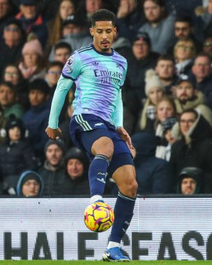 8 Aralık 2024 'te Craven Cottage, Londra, İngiltere' de oynanan Premier League maçında topu Arsenal 'den William Sthe kontrol ediyor.