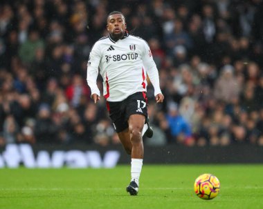 Fulham 'dan Alex Iwobi Premier Lig maçında Craven Cottage, Londra, İngiltere' de 8 Aralık 2024 'te Fulham-Arsenal maçında topa vuruyor.