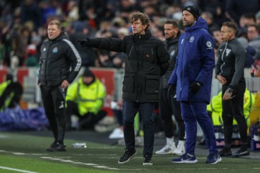 Newcastle United takımının Eddie Howe Menajeri, Premier League maçında takımına talimat verir Brentford - Newcastle United, Gtech Community Stadyumu, Londra, 7 Aralık 2024