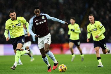 Aston Villa 'dan Jhon Durn, Premier Lig maçı sırasında İngiltere' nin Birmingham kenti Villa Park 'ta oynanan Aston Villa-Southampton maçında topa doğru ilerliyor.