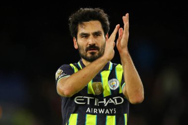 Manchester City 'den Ilkay Gundogan, Premier Lig maçını izleyen takımların 7 Aralık 2024' te İngiltere 'nin Selhurst Park kentinde oynanan Manchester City-Crystal Palace maçından sonra taraftarlarını kabul ediyor.