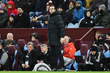 Aston Villa 'nın Unai Emery teknik direktörü Premier Lig maçında oyuncularına talimat verir. Aston Villa - Southampton Villa Park, Birmingham, İngiltere, 7 Aralık 2024