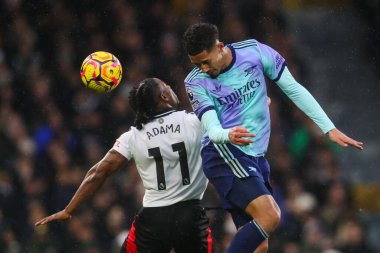 Arsenal 'den William Sthe Premier League maçında Fulham' lı Adama Traor 'a karşı Craven Cottage, Londra, İngiltere' de 8 Aralık 2024 'te oynanan maçta yüksek topu kazandı.