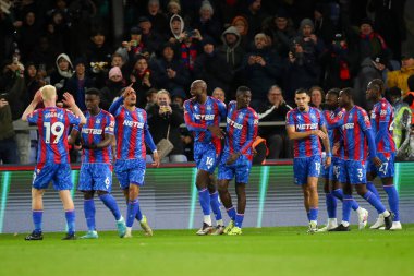 Crystal Palace 'dan Maxence Lacroix, Premier League maçı sırasında takım arkadaşlarıyla Selhurst Park, Londra, İngiltere' de oynanan Crystal Palace-Manchester City maçında golünü 2-1 atarak kutluyor.