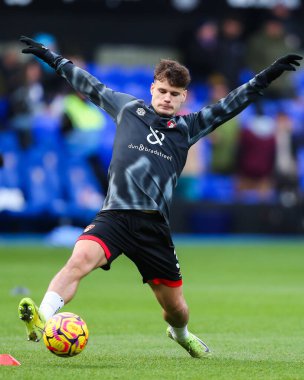 AFC Bournemouth takımından Milos Kerkez, 8 Aralık 2024 'te Ipswich Town ile Bournemouth arasında oynanan Premier League karşılaşması öncesinde ısınmaya başladı.
