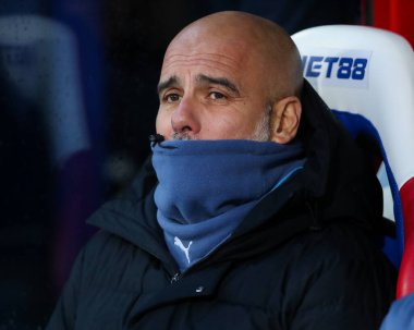 Manchester City 'den Pep Guardiola, 7 Aralık 2024' te İngiltere 'nin Selhurst Park kentinde oynanan Premier League maçından önce maçı izliyor.