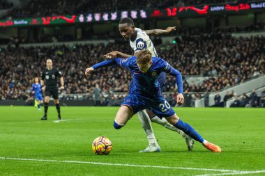 Chelsea 'den Cole Palmer, Tottenham Hotspur' dan Pape Matar Sarr 'a Premier Lig maçında Tottenham Hotspur' un Chelsea 'ye karşı oynadığı Tottenham Hotspur Stadyumu' nda 8 Aralık 2024 'te aldığı penaltıda faul yaptı.