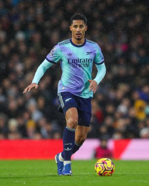 Arsenal 'den William Sthe topu 8 Aralık 2024' te Craven Cottage, Londra, İngiltere 'de oynanan Premier League maçında fırlattı.