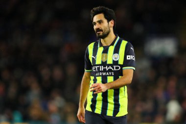 Manchester City 'den Ilkay Gundogan, 7 Aralık 2024' te İngiltere 'nin Selhurst Park kentinde oynanan Premier League maçında Crystal Palace' a karşı Manchester City maçına bakıyor.