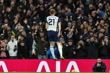 Tottenham Hotspur 'dan Dejan Kulusevski, Premier League maçında Tottenham Hotspur' un Chelsea 'ye karşı oynadığı Tottenham Hotspur Stadyumu' nda 8 Aralık 2024 'te 2-0' lık galibiyet golünü kutluyor.