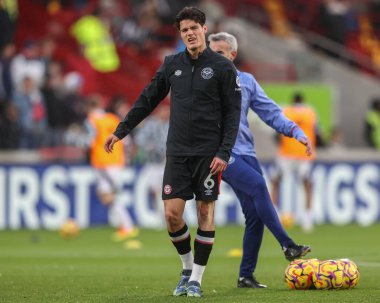 Brentford 'dan Christian Nrgaard Premier League maçında ısınma turunda Brentford Newcastle United' a karşı Gtech Community Stadyumu, Londra, İngiltere, 7 Aralık 2024