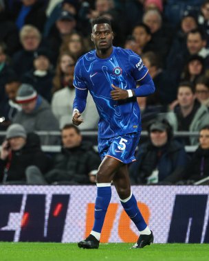 Premier Lig karşılaşmasında Chelsea 'den Benot Badiashile Tottenham Hotspur' a karşı Chelsea Tottenham Hotspur Stadyumu, Londra, Birleşik Krallık, 8 Aralık 2024