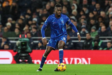 Chelsea 'li Benot Badiashile Premier Lig maçında Tottenham Hotspur ile Chelsea arasındaki Tottenham Hotspur maçında topa vuruyor.