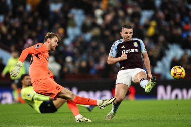 Southampton 'dan Joe Lumley, 7 Aralık 2024' te Birmingham, İngiltere 'deki Villa Park' ta oynanan Premier League maçı sırasında Aston Villa-Southampton maçında Aston Villa 'dan John McGinn' in baskısıyla topu temizliyor.