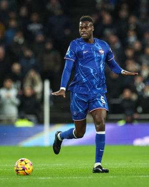 Premier Lig karşılaşmasında Chelsea 'den Benot Badiashile Tottenham Hotspur' a karşı Chelsea Tottenham Hotspur Stadyumu, Londra, Birleşik Krallık, 8 Aralık 2024