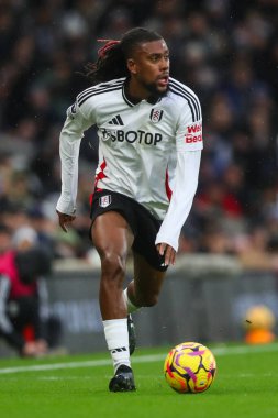 Fulham 'dan Alex Iwobi Premier Lig maçında Craven Cottage, Londra, İngiltere' de 8 Aralık 2024 'te Fulham-Arsenal maçında topa vuruyor.
