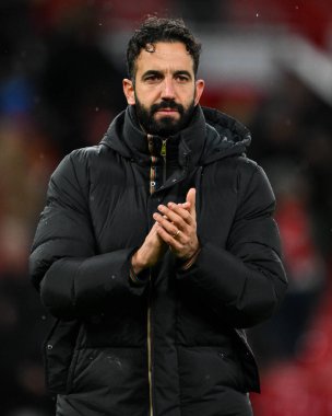 Manchester United takımının Ruben Amorim Menajeri, Manchester United ve Nottingham Forest maçının ardından 7 Aralık 2024 'te Old Trafford, İngiltere' de ev sahibi taraftarları alkışlıyor.