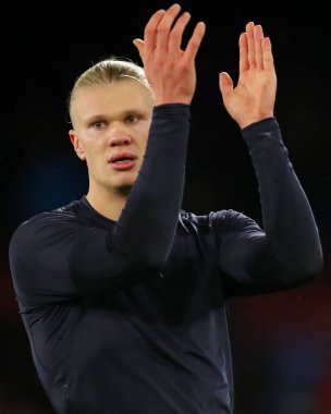 Manchester City 'den Erling Haaland, 7 Aralık 2024' te İngiltere 'nin Selhurst Park kentinde oynanan Premier Lig maçı Crystal Palace' ın Manchester City 'e karşı oynadığı maçın ardından taraftarları kabul ediyor.
