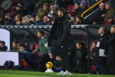 Middlesbrough 'un Michael Carrick Menajeri takımına 6 Aralık 2024' te Burnley 'nin Middlesbrough' a karşı oynadığı Gökyüzü İddia Şampiyonası maçında talimatlar veriyor.