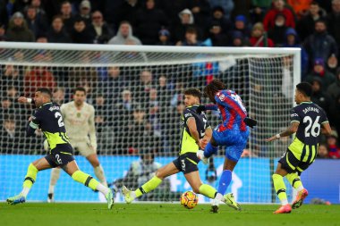 Kristal Saray 'dan Eberechi Eze, Premier Lig maçı sırasında İngiltere' nin Selhurst Park kentinde Crystal Palace 'a karşı Manchester City maçında, 7 Aralık 2024' te çekim yapıyor.