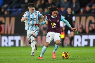 Burnley 'den Luca Koleosho Middlesbrough' lu Ben Doak 'ı 6 Aralık 2024' te Burnley ile Middlesbrough arasında oynanan Gökyüzü İddia Şampiyonası maçında durdurdu.