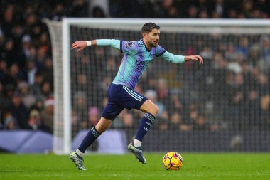 Arsenal 'den Jorginho, Premier League maçında topu Craven Cottage, Londra, İngiltere' de 8 Aralık 2024 'te Fulham-Arsenal maçında attı.