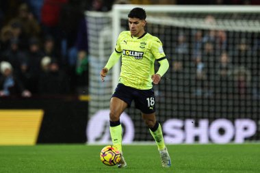 Southampton 'dan Mateus Fernandes, Premier Lig maçı sırasında İngiltere' nin Birmingham kenti Villa Park 'ta oynanan Aston Villa vs Southampton maçında topa doğru ilerliyor.