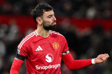 Manchester United 'dan Bruno Fernandes, Premier League maçında takım arkadaşlarına talimatlar veriyor Manchester United - Nottingham Forest maçı sırasında Old Trafford, Manchester, İngiltere, 7 Aralık 2024